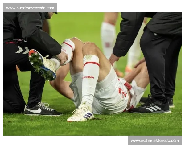 科隆防线遭重创!许伯斯战多特膝伤缺阵半年 科隆防线遭重创!许伯斯战多特膝伤缺阵半年