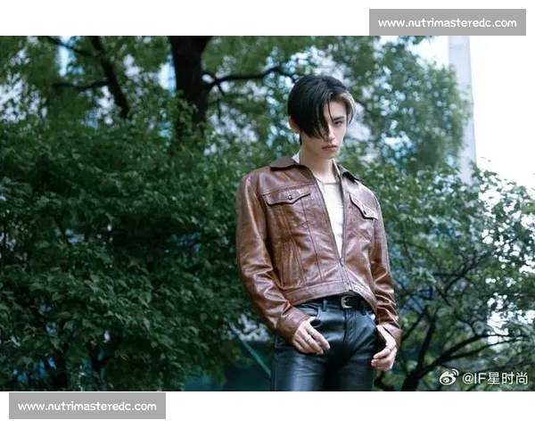 王琳凯胸肌引热议!皮衣造型藏不住健硕身材 王琳凯胸肌引热议!皮衣造型藏不住健硕身材